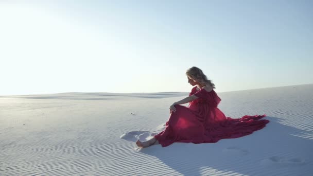 Mulher loira relaxante nas dunas no estilo cinemagraph — Vídeo de Stock