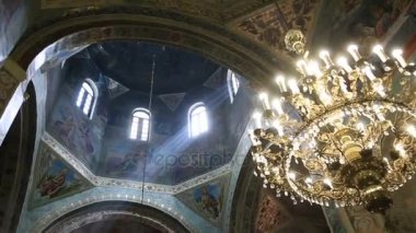 Güneş ışığı ile kilise leke-cam pencere