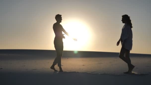 Sevgili çift gün batımında — Stok video