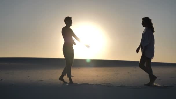 Casal amoroso ao pôr do sol — Vídeo de Stock