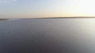 Nehirde havadan görünümü gemi