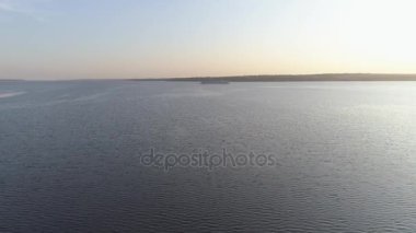 Nehirde havadan görünümü gemi