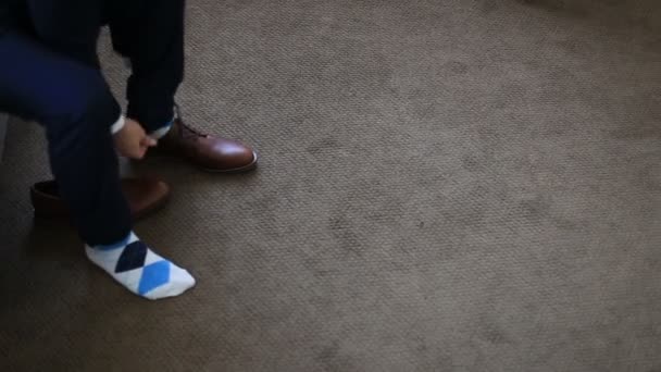 Чоловік зав'язує патентне шкіряне взуття офіційне та святкове взуття . — стокове відео