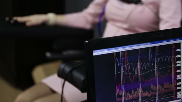 Lie-detector test, a woman answers the questions of the expert — Stock Video