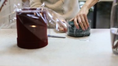 Genç kadın Çiçekçi Çiçek dükkanında kasaya çalışma.