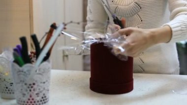 Genç kadın Çiçekçi Çiçek dükkanında kasaya çalışma.