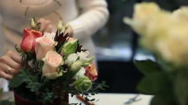 Genç kadın Çiçekçi Çiçek dükkanında kasaya çalışma.