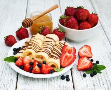 çilek ve çikolata soslu krep