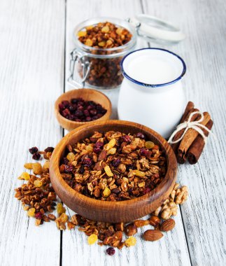 Süt ile ev yapımı granola