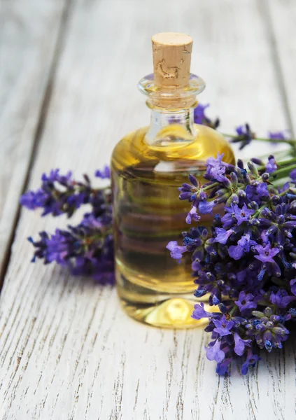 Óleo de lavanda e massagem — Fotografia de Stock