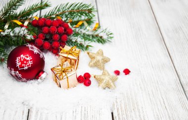 Noel süslemeleri karda