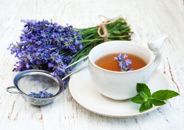 Fincan çay ve lavanta çiçekleri
