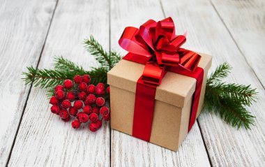 Noel hediyesi kutusu ve süslemeler.