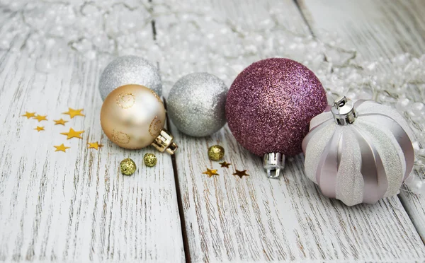 Bolas de Navidad en una mesa —  Fotos de Stock