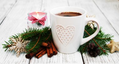 Fincan kahve ve Noel dekorasyon