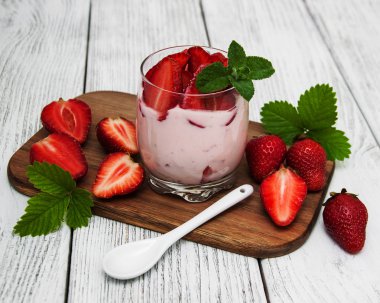 Yoğurtlu taze çilek