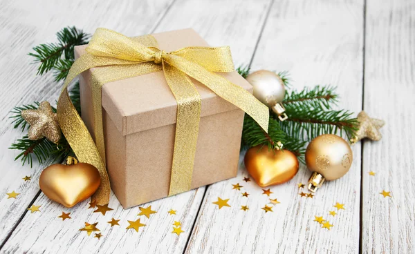 Χριστουγεννιάτικο κουτί δώρου και μπάλες — Φωτογραφία Αρχείου