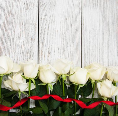 Ahşap bir masa üzerinde beyaz güller