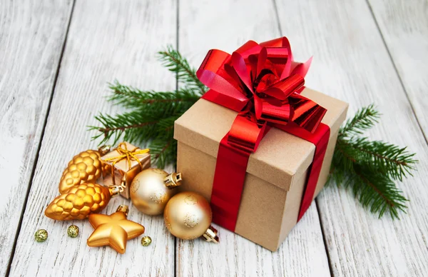 Рождественская сувенирная коробка и безделушки — стоковое фото