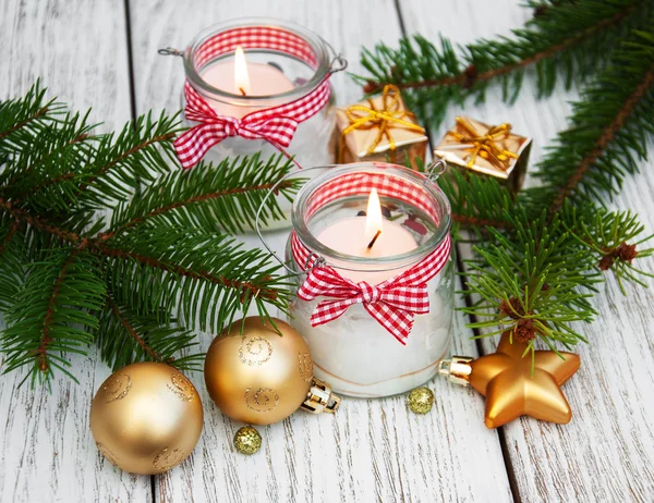 Decorações de Natal velas em jarros de vidro com abeto — Fotografia de Stock