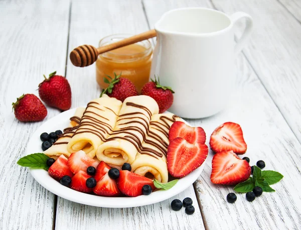 çilek ve çikolata soslu krep