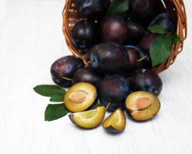 Masanın üzerine tatlı Erik