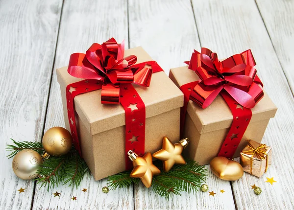 Χριστουγεννιάτικα κουτιά δώρων και διακοσμήσεις — Φωτογραφία Αρχείου
