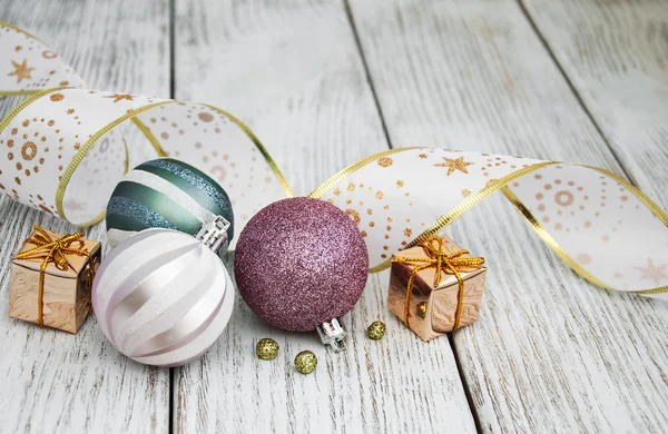 Bolas de Navidad en una mesa —  Fotos de Stock