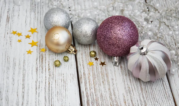 Bolas de Navidad en una mesa —  Fotos de Stock