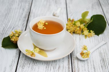 Bir fincan ıhlamur çiçekli bitki çayı.