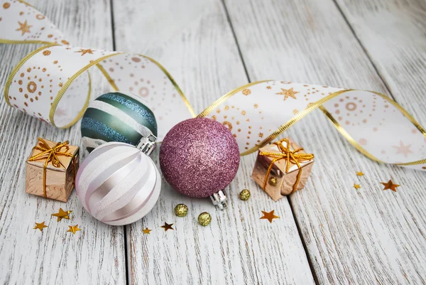 Bolas de Navidad en una mesa —  Fotos de Stock