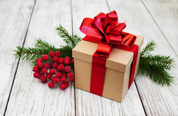 Χριστουγεννιάτικο κουτί δώρου και διακοσμήσεις — Φωτογραφία Αρχείου