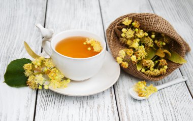 Bir fincan ıhlamur çiçekli bitki çayı.