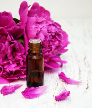 Şakayık çiçekleri ve masaj yağları