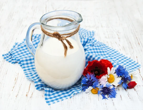 Caraffa di latte e fiori selvatici — Foto Stock