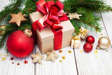 Noel hediyesi kutusu ve süslemeler.