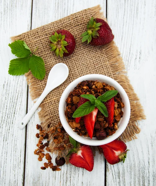 Hausgemachtes Müsli mit Erdbeeren — Stockfoto