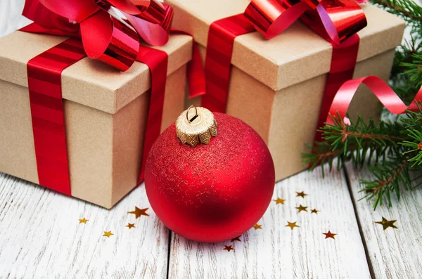 Cajas de regalo de Navidad con decoraciones —  Fotos de Stock