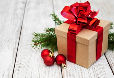 Noel hediyesi kutusu ve baloları.