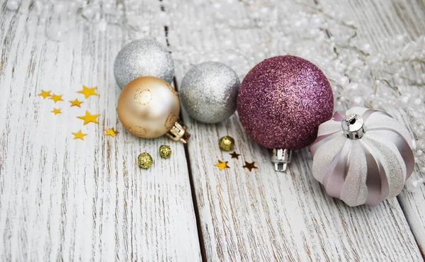 Bolas de Navidad en una mesa —  Fotos de Stock