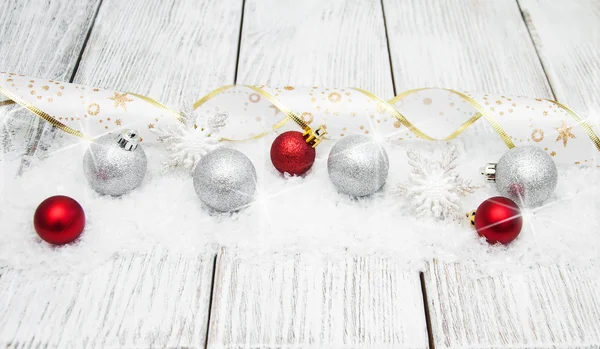 Palle di Natale con nastro sulla neve — Foto Stock