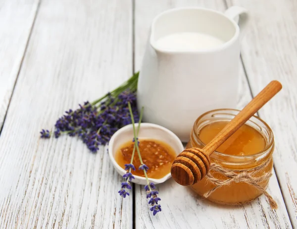 Honig und Lavendelblüten — Stockfoto