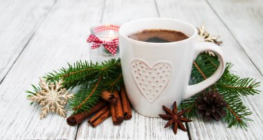 Fincan kahve ve Noel dekorasyon