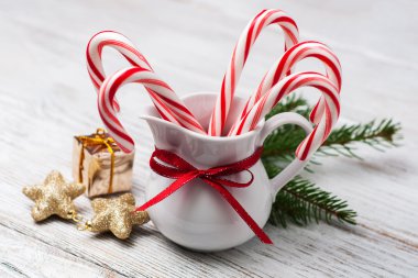 Sürahi ile Noel şeker köpekler ahşap bir masa üzerinde