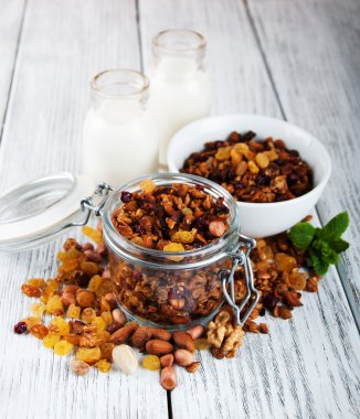 Masanın üzerine ev yapımı granola