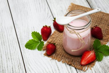 Yoğurtlu taze çilek