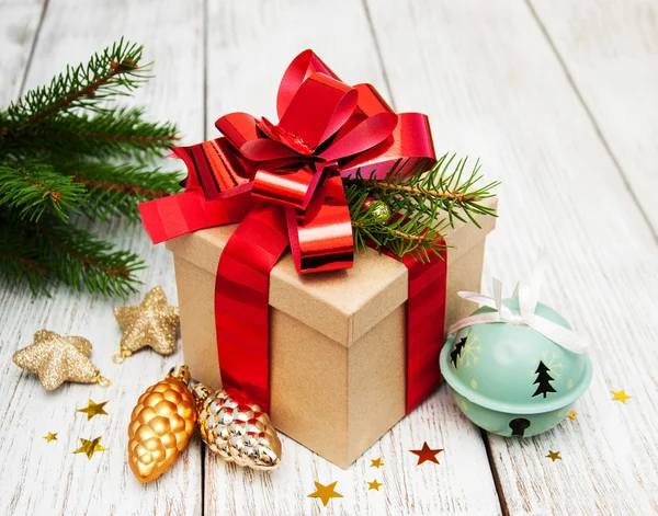 Caixa de presente de Natal com decorações — Fotografia de Stock
