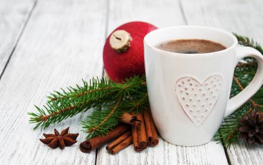 Fincan kahve ve Noel dekorasyon