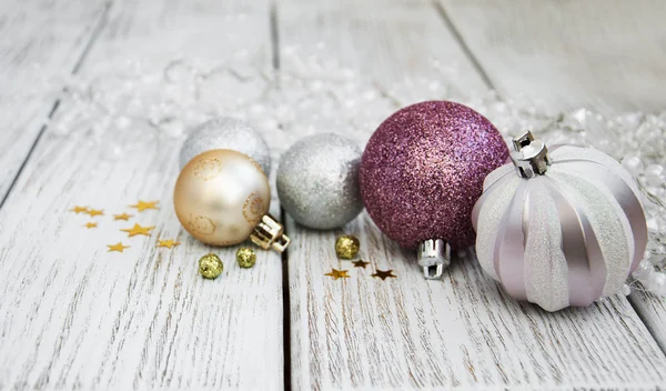 Bolas de Navidad en una mesa —  Fotos de Stock