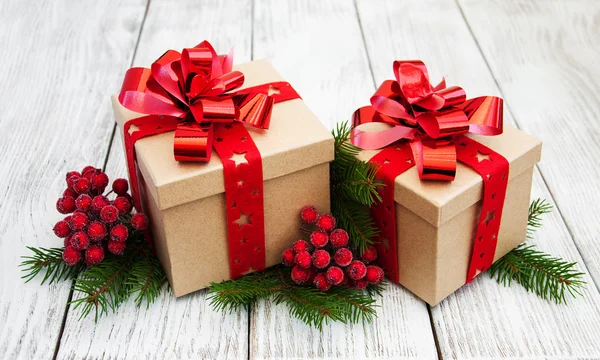 Рождественские подарочные коробки и украшения — стоковое фото
